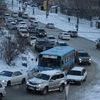 На скользких подъемах заднеприводные автомобили буксуют — newsvl.ru