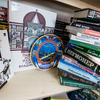 Книги на стеллажах разложены так, чтобы привлекать внимание — newsvl.ru
