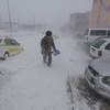 Прохожие сражаются с ветром — newsvl.ru