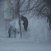 Горожане с осторожностью пробираются по заснеженным лестницам — newsvl.ru