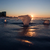 Солнце постепенно уходит за горизонт, оставляя на льду золотистый след — newsvl.ru