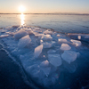 Замерзшие проруби украшают причудливые льдины — newsvl.ru