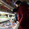До наступления Нового 2016 года осталось всего несколько часов, и жители Владивостока спешат закупиться продуктами, чтобы приготовить традиционные праздничные блюда   — newsvl.ru