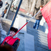 С флагами участники митинга собираются у памятника Ленину — newsvl.ru