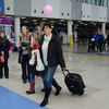 Победителей в аэропорту встречали родители с плакатами, цветами и шариками — newsvl.ru