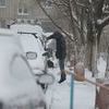 Утро начинается с очистки авто от снега — newsvl.ru