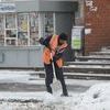 С самого утра горожане приступили к ликвидации последствий снегопада — newsvl.ru