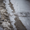 Вода уходит в ливневки вместе с тающим снегом и песком — newsvl.ru