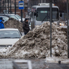 Снег после прошедшего снегопада сгребли в кучи и еще не убрали — newsvl.ru