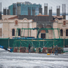 Из-за штормового предупреждения каркас елки укреплен бетонными блоками — newsvl.ru