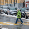 Многие пешеходы сегодня достали зонты и непромокаемые куртки — newsvl.ru