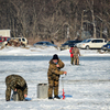 Тонкий лед азартных рыбаков не страшит — newsvl.ru
