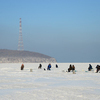 Многие пока не решаются выходить на лед - поверхность некрепкая — newsvl.ru