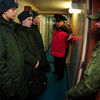 Ребятам показывают каюты — newsvl.ru