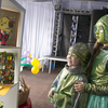  Дети, участвующие в празднике, рассматривают яркие картинки — newsvl.ru