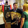 Директор мини-зоопарка Екатерина Зотова (справа) контролировала состояние здоровья тигрицы в течение всего вечера — newsvl.ru
