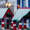 Тонкая снежная пелена покрыла детскую площадку, превратив ее в сказочный городок — newsvl.ru