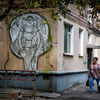 Женщины, пережившие перестройку, на Спортивной ходят мимо фрески "Женщина, вынесшая перестройку" — newsvl.ru
