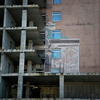 Стена апарт-отеля "Арбат" с двором, который виднеется из-под строительных лесов — newsvl.ru