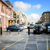 Художник Павел Шугуров превратил запрещающие въезд на набережную Владивостока столбики в «спортсменов»   — newsvl.ru