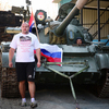 Савкин торжественно проследовал к танку под звуки гимна и пропел его от начала до конца — newsvl.ru