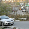 По словам владельца машины, он оставил свой Nissan Skyline (справа) возле гаражей и ушёл на некоторое время, а после обнаружил странные провода в бензобаке автомобиля — newsvl.ru