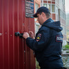 После того, как нелегального мигранта увезли в участок, жильцы демонтировали столбы, сетку-рабицу и будку охранника — newsvl.ru