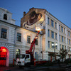 «Никогда не будьте шляпой, замечайте чудеса»: владивостокские художники изобразили гигантский головной убор на Арбате  — newsvl.ru