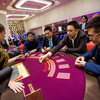 Китайские гости играют в блэкджек - одну из самых популярных карточных игр в мире — newsvl.ru