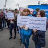 К митингу профсоюзы подготовились - участникам раздали плакаты с лозунгами, флаги и транспаранты  — newsvl.ru