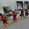 Спасатели, облачившись в зищитные химкостюмы, отправились к месту аварии — newsvl.ru