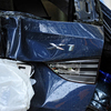 Машина протаранила Mazda Titan, перелетела через бордюр и повисла на мусорных баках во дворе дома — newsvl.ru