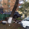 BMW вылетел с дороги и повис на мусорных баках — newsvl.ru