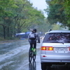 Велосипед - лучшее транспортное средство во время утренних пробок во время дождя — newsvl.ru