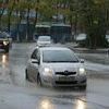 Водителям следует быть внимательней - на дорогах скользко из-за дождя — newsvl.ru