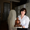 Хранитель Наталья Панкратьева держит в руках один из старейших экспонатов — бронзовая фигурка Будды, привезенная из Бирмы и подаренная музею в 1905 году — newsvl.ru