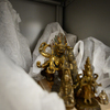 Очень много экспонатов в хранилище связано с буддизмом. Это и сувениры, и предметы культа — newsvl.ru