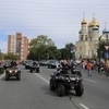 Движение колонны по всему маршруту курировали организаторы - иногда подгоняли участников — newsvl.ru