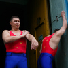 Акробаты разминаются перед представлением — newsvl.ru