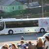 Автобус с символикой ВЭФ с опозданием привозит гостей фестиваля — newsvl.ru