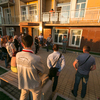 Недовольные люди устроили пикет у «проблемного» дома — newsvl.ru