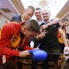 Все участники турнира оставили автографы на памятных боксерских перчатках — newsvl.ru