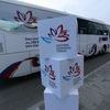 Возле университета уже можно заметить несколько автобусов и автомобилей Mazda, украшенных символикой форума — newsvl.ru