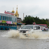 Внедорожник преодолевает затопленные улицы города — newsvl.ru