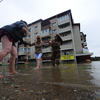 Люди помогают друг другу преодолевать затопленные улицы — newsvl.ru