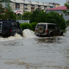 На внедорожниках пересекать затопленные улицы проще всего — newsvl.ru