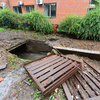 Из-за сильных потоков воды на дорогах Партизанска выбило ливневки — newsvl.ru