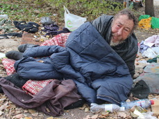 Бездомный поселился возле мусорных баков в Биробиджане 
