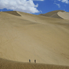 Уединенная прогулка хребту песчаной горы - вокруг только небо и песок — newsvl.ru