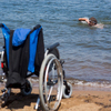 От обычного лагеря туристов этот отличают инвалидные коляски — newsvl.ru